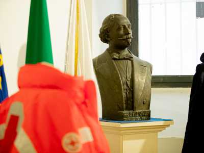 ...e il busto di Ferdinando Palasciano, ottocentesco chirurgo considerato uno dei precursori della Croce Rossa